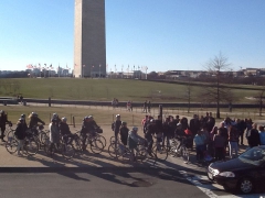 В Вашингтоне - экскурсанты со всей страны, кто пешком, а кто на велосипеде